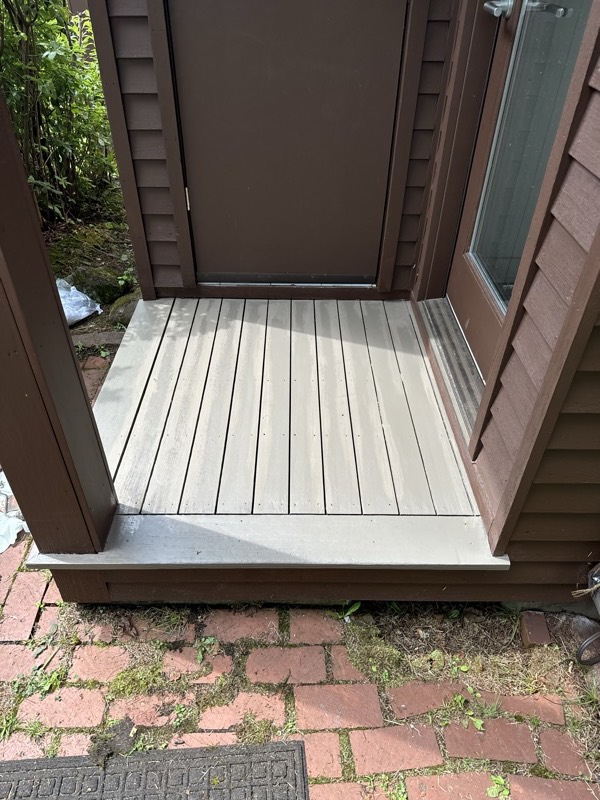 Entry porch with evenly stained deck boards