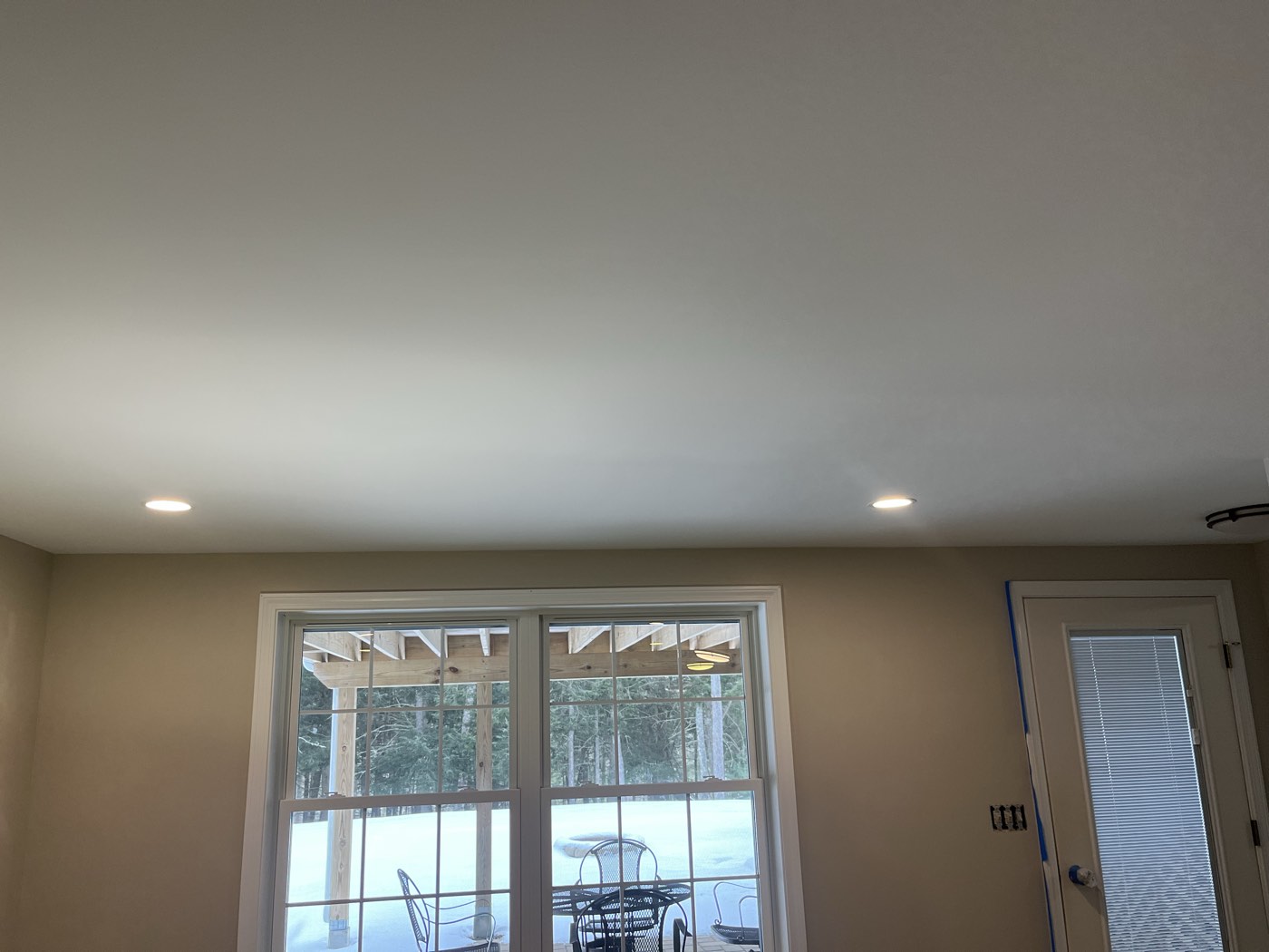 Empty room with smooth, freshly finished and painted walls and ceiling