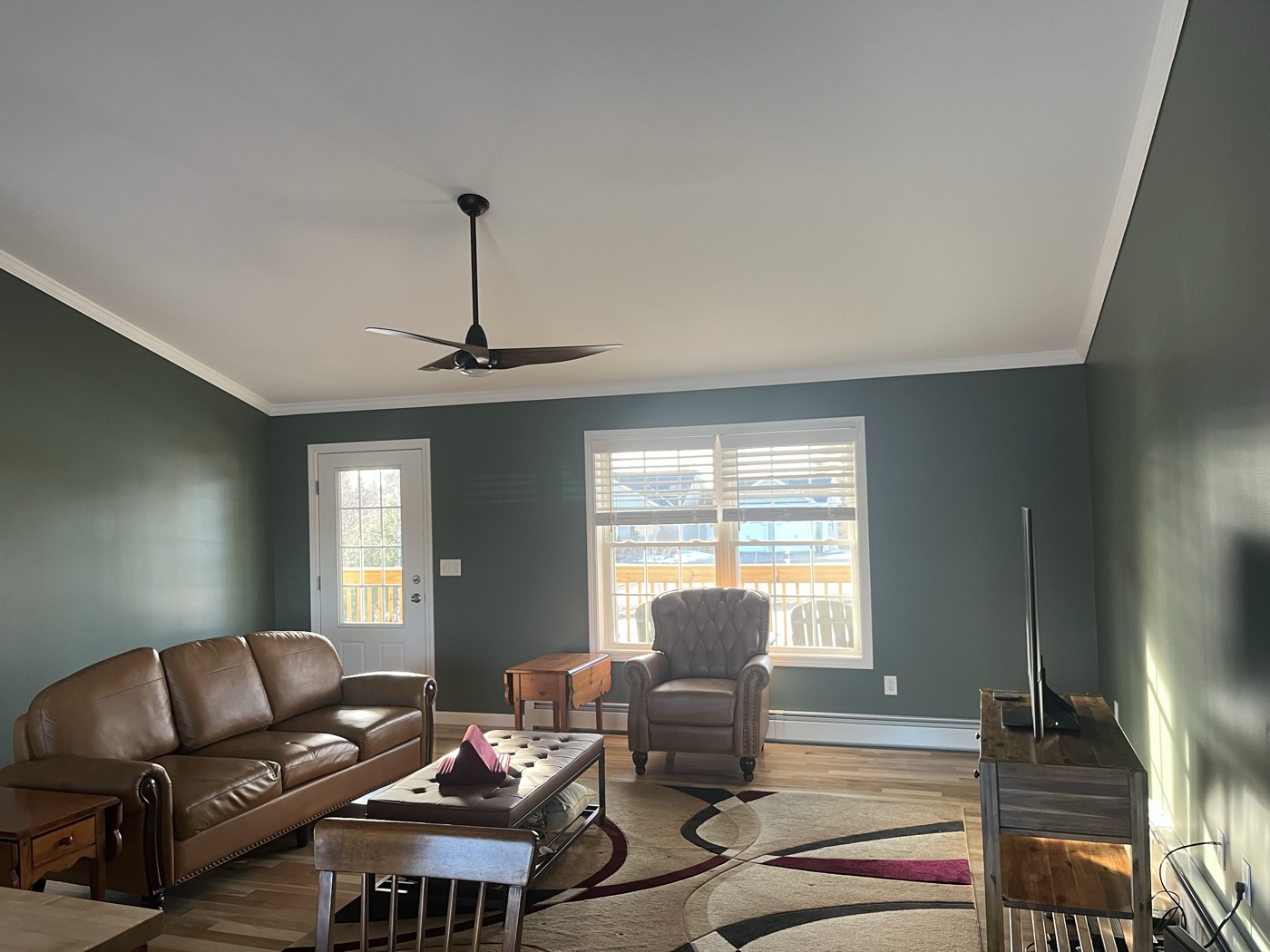 Living room with deep green walls after an interior repaint